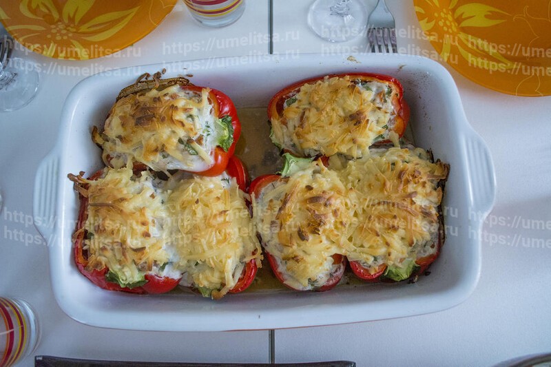 Лодочки из болгарского перца, фаршированные куриной грудкой и запеченные под сыром