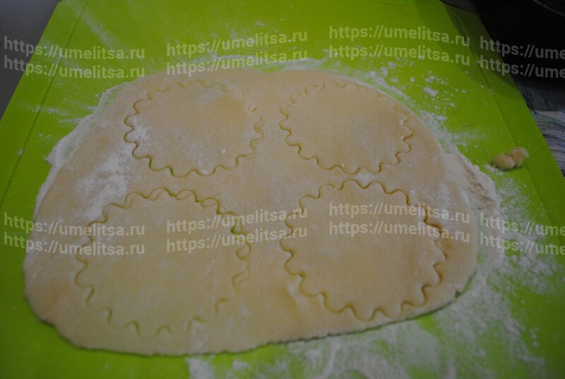 тестj нужно раскатать и вырезать из нее круги