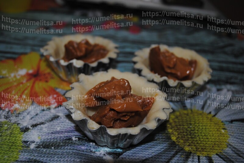 Заполните емкости вареным сгущенным молоком.