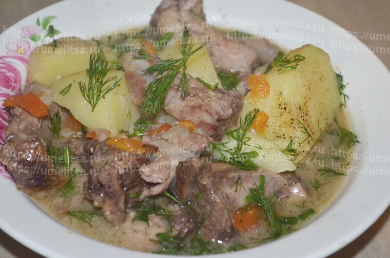 Свиные ребрышки, тушенные с картошкой