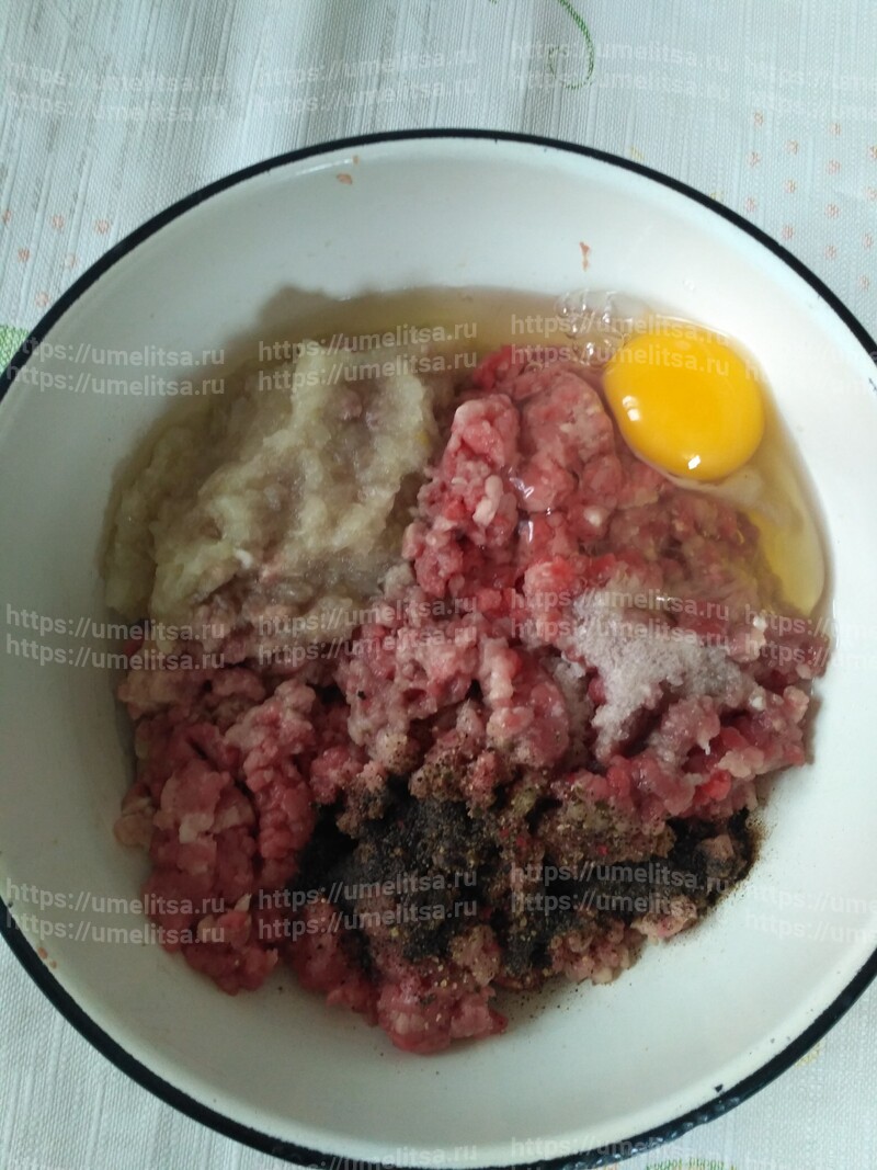 Приправить фарш смесью перце