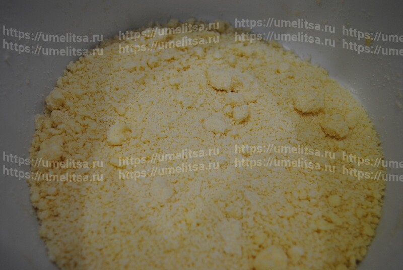 Возьмите нож и рубите масло с мукой.