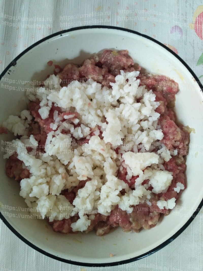 Предварительно отварить рис до готовности и всыпать в фарш.