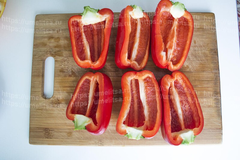 Лодочки из болгарского перца, фаршированные куриной грудкой и запеченные под сыром