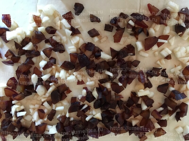 Несладкие слойки с яблоками и сливами