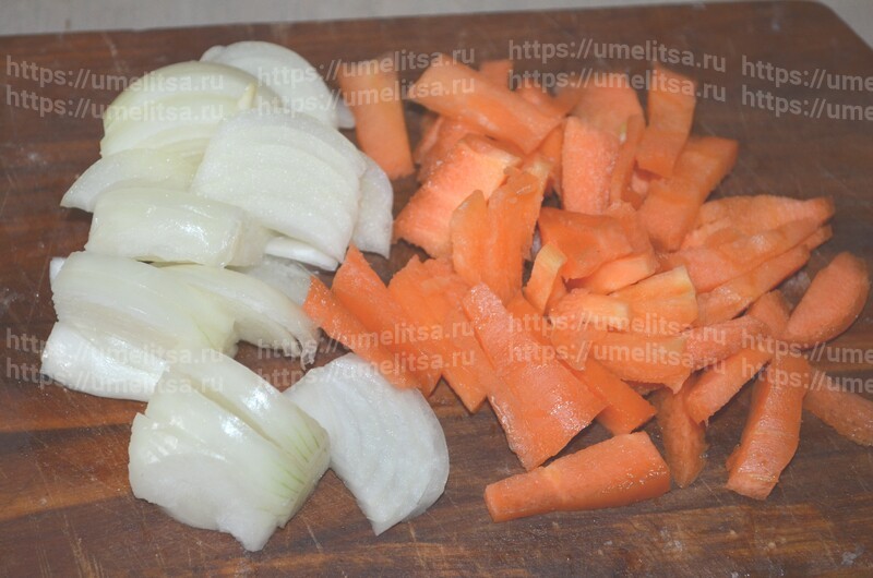 Свиные ребрышки, тушенные с картошкой