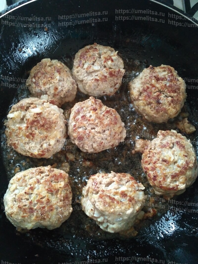 Тефтели обжарить с двух сторон в постном масле