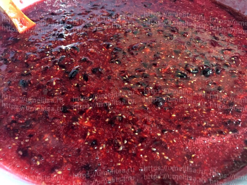 Густое смородиновое варенье из черной ягоды