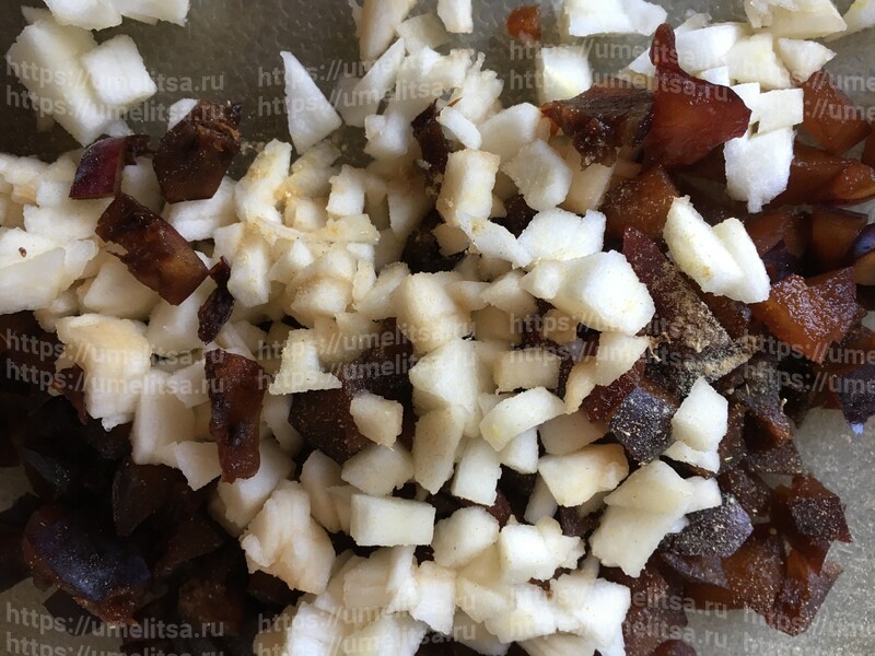 Несладкие слойки с яблоками и сливами