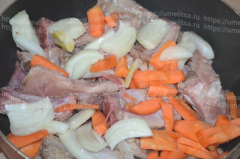 Свиные ребрышки, тушенные с картошкой