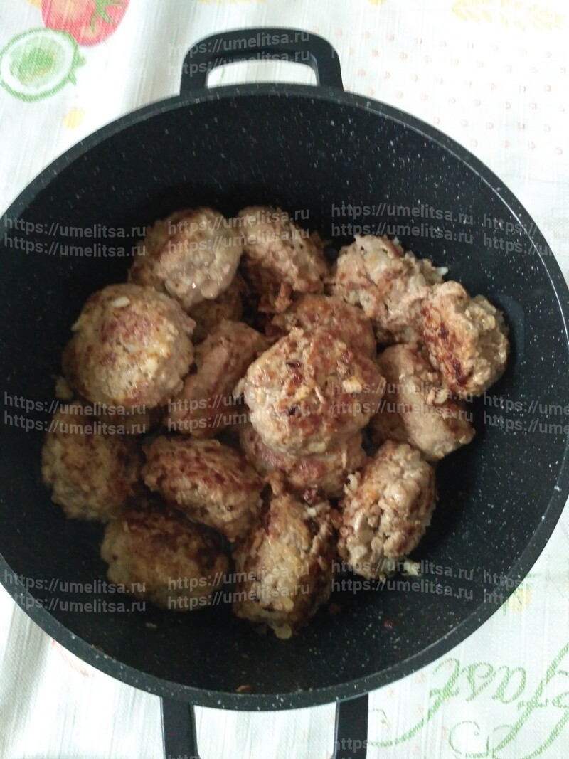 Когда тефтельки схватились и обжарились, переложить их в жаропрочную кастрюлю.