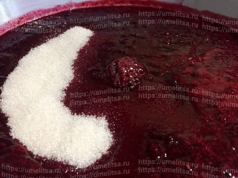 Густое смородиновое варенье из черной ягоды