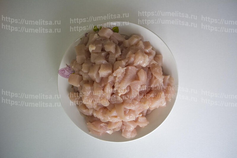 Лодочки из болгарского перца, фаршированные куриной грудкой и запеченные под сыром