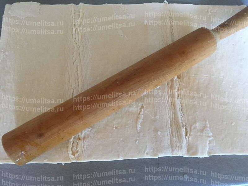 Несладкие слойки с яблоками и сливами