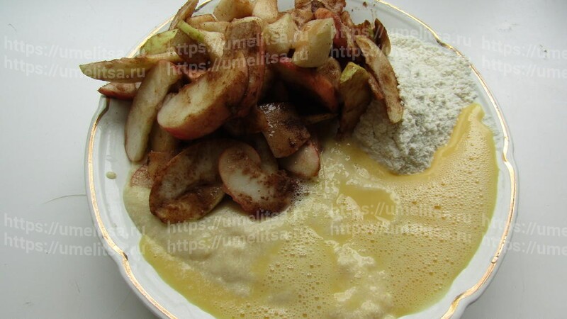 Шарлотка с манной крупой и корицей