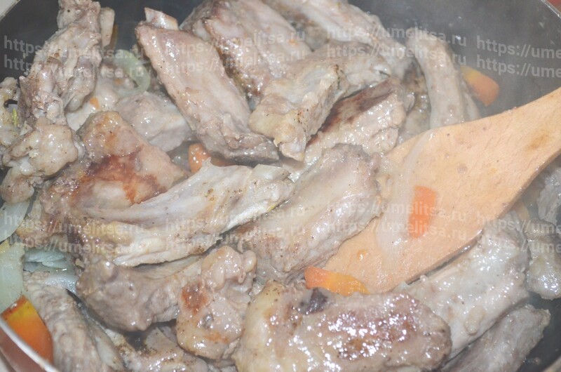 Свиные ребрышки, тушенные с картошкой