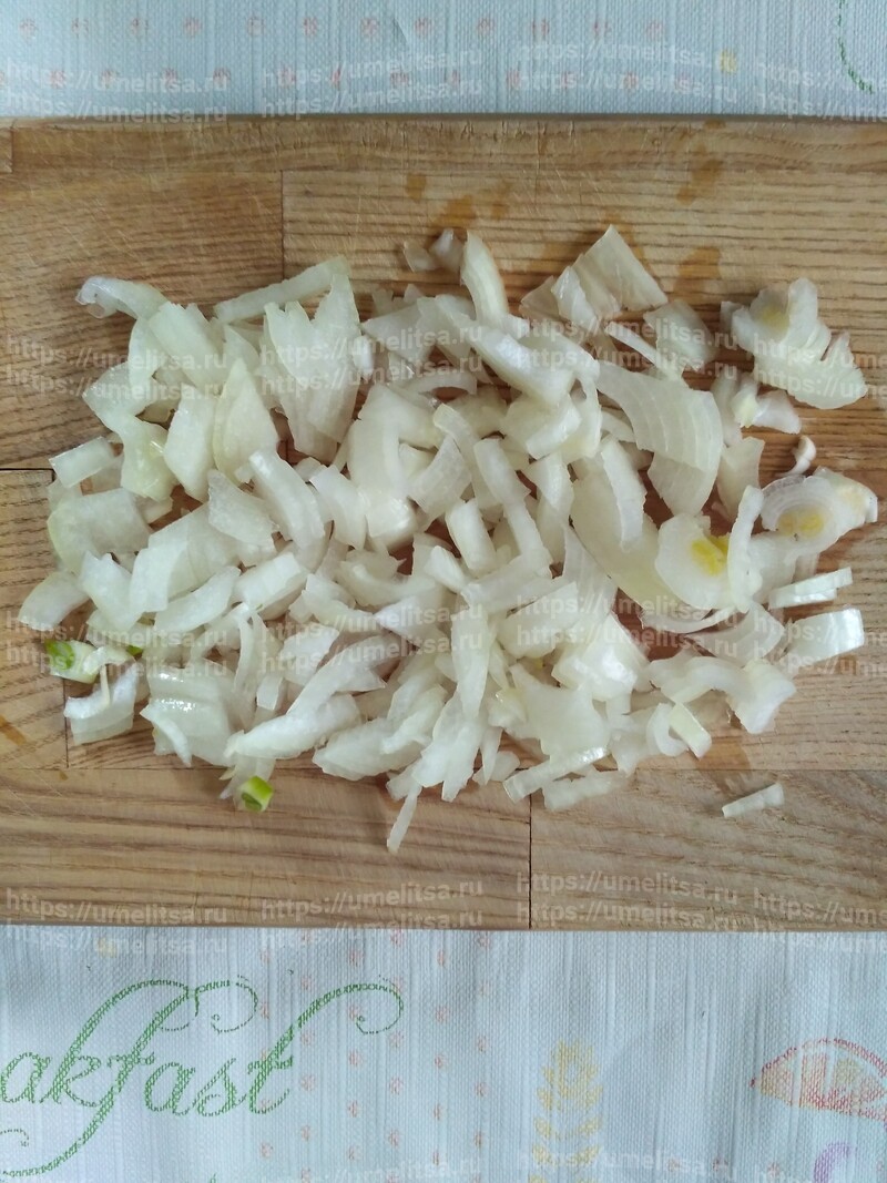 нарезать лук кусочками и выложить в ту же сковороду
