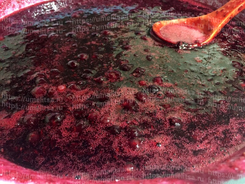 Густое смородиновое варенье из черной ягоды