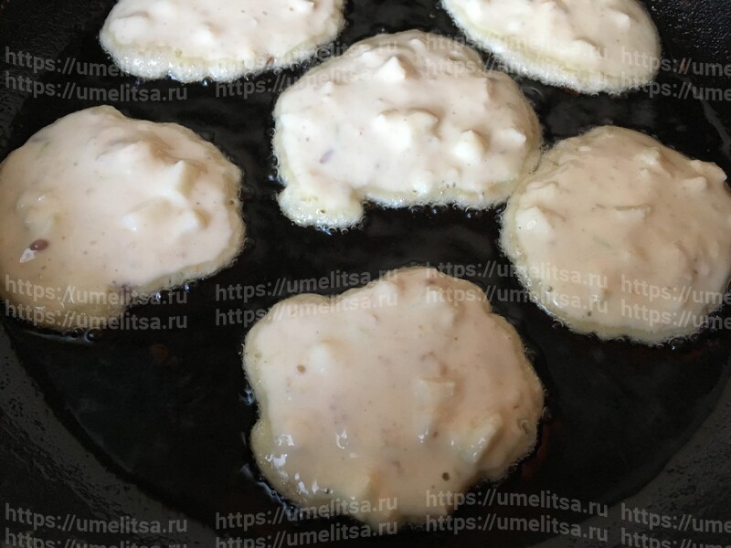 Несладкие оладьи со свежим огурцом