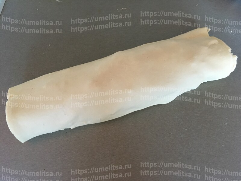 Несладкие слойки с яблоками и сливами