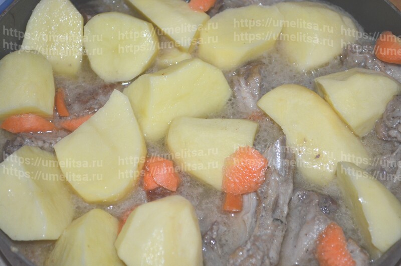 Свиные ребрышки, тушенные с картошкой