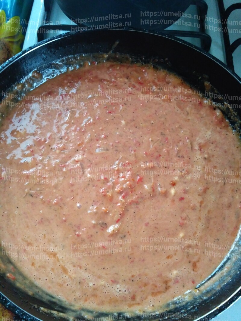 Тут же добавить измельченные помидоры