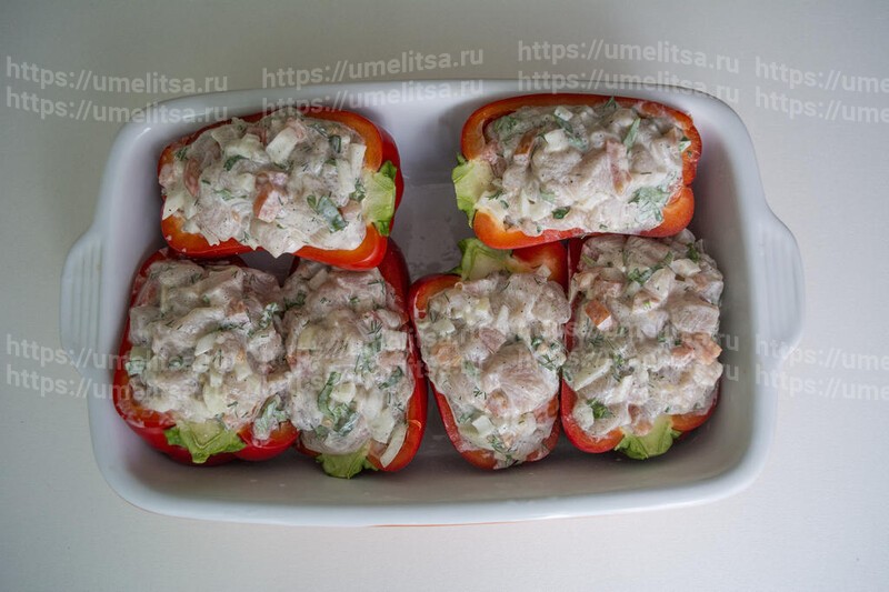 Лодочки из болгарского перца, фаршированные куриной грудкой и запеченные под сыром