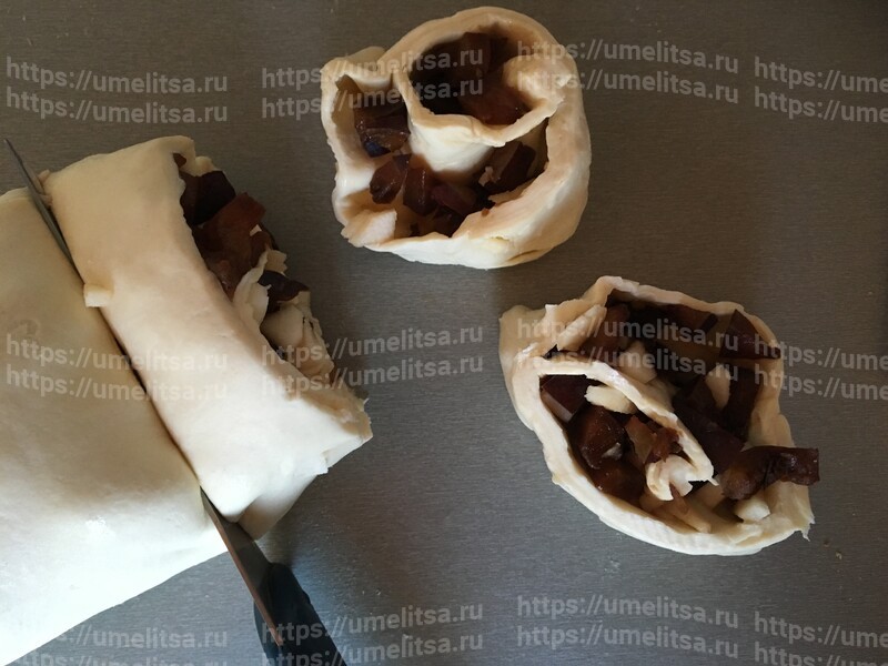 Несладкие слойки с яблоками и сливами