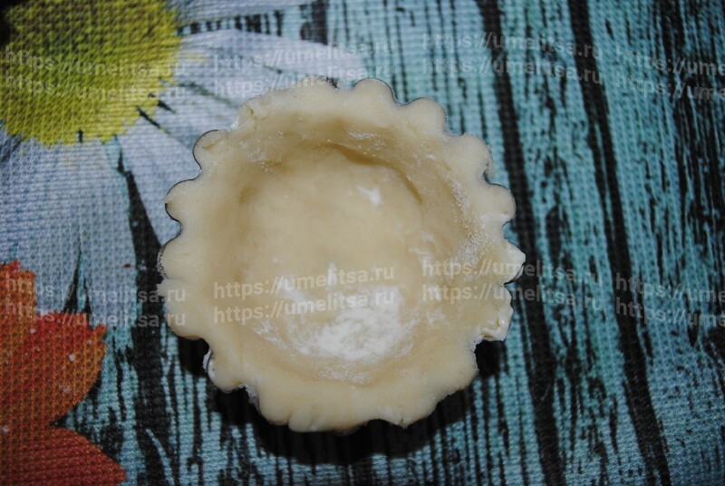 заполнять дно и боковины формочек