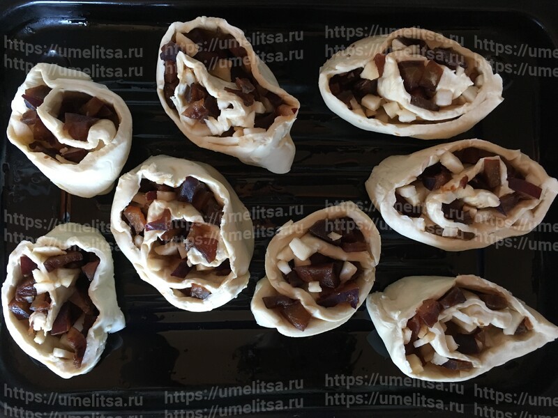 Несладкие слойки с яблоками и сливами