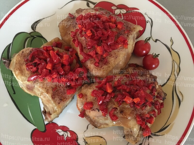 Блюдо из куриных бедер Красная шапочка