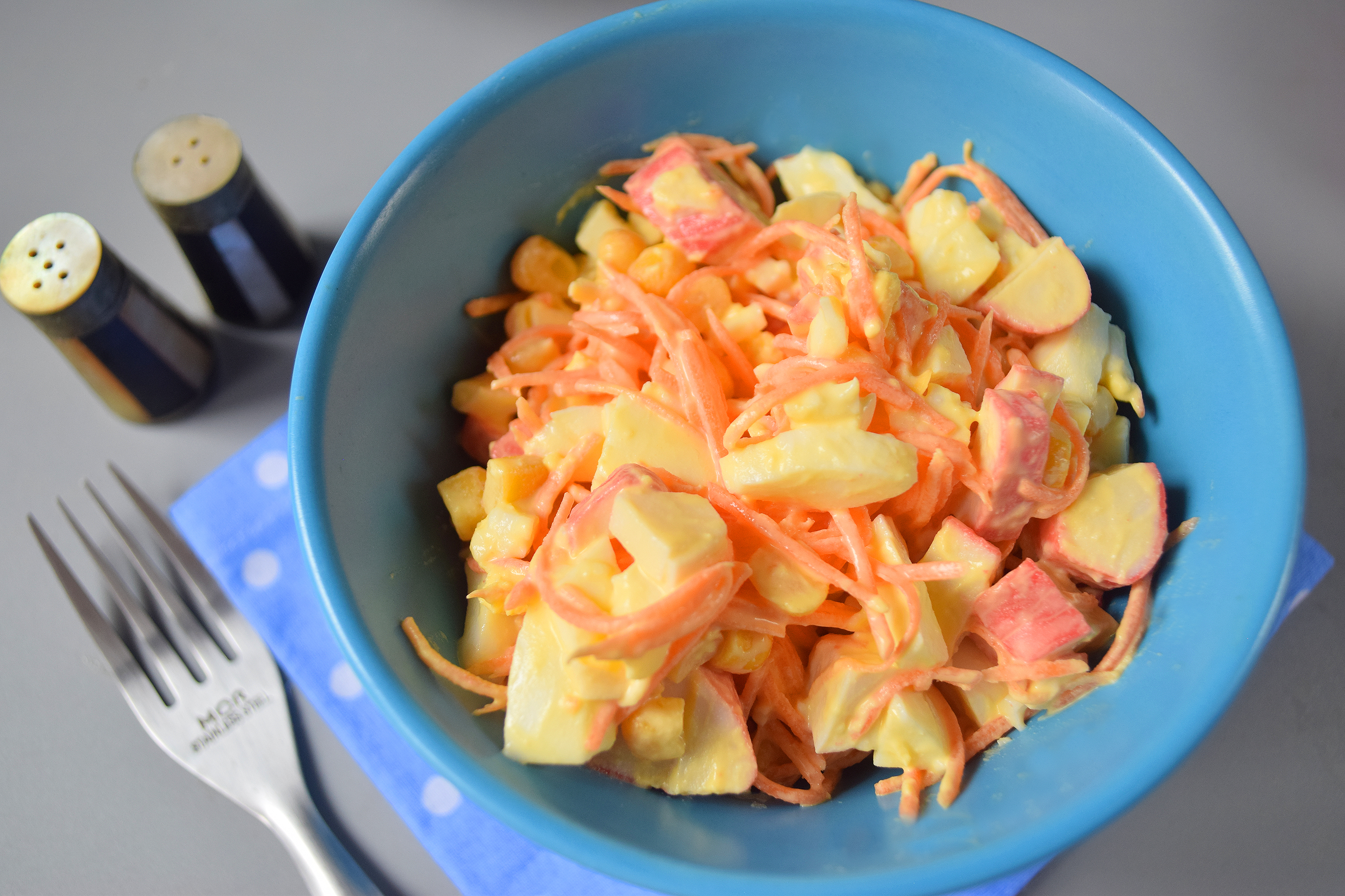 Быстрый салат с крабовыми палочками и яйцом
