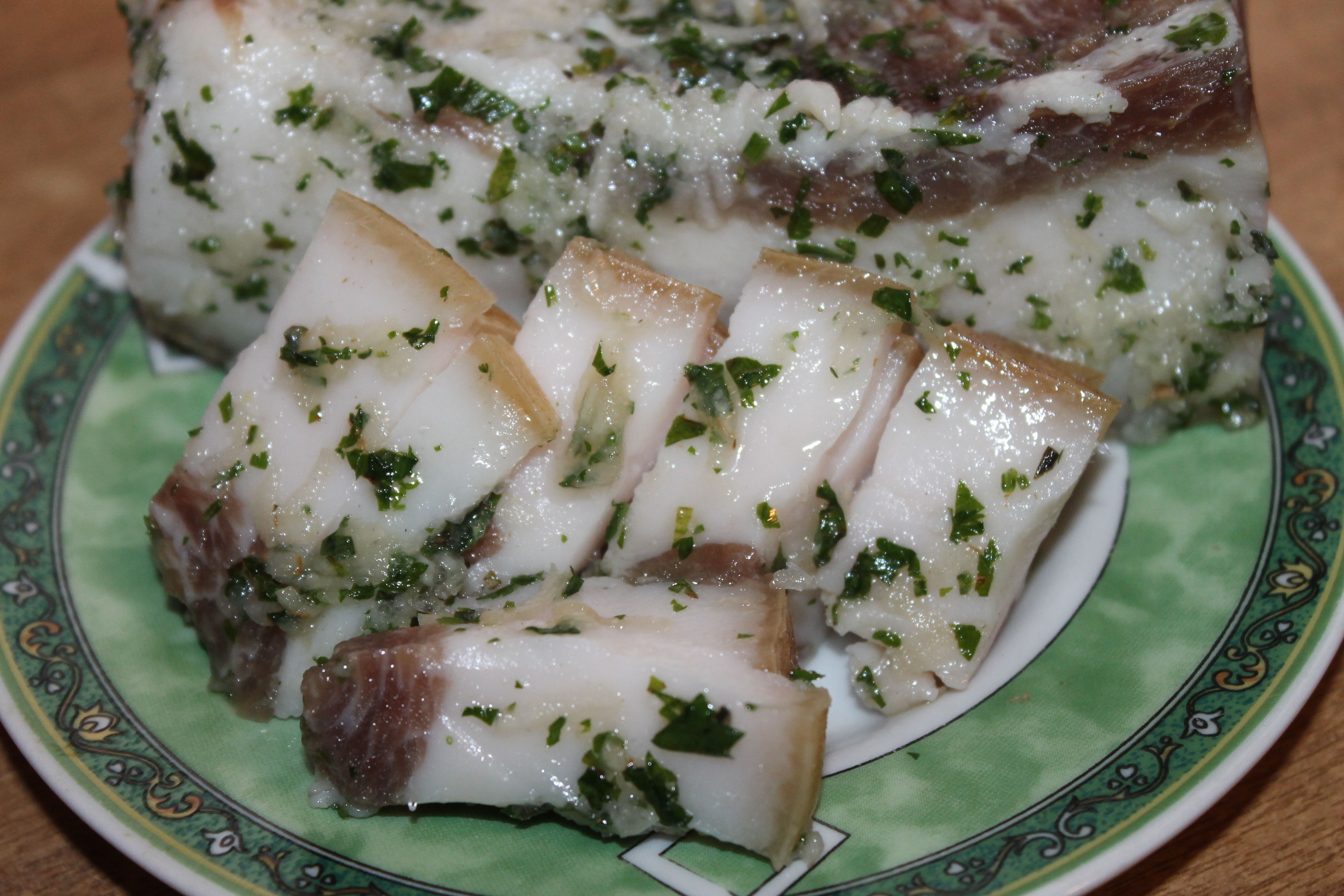 Как засолить сало с чесноком и петрушкой