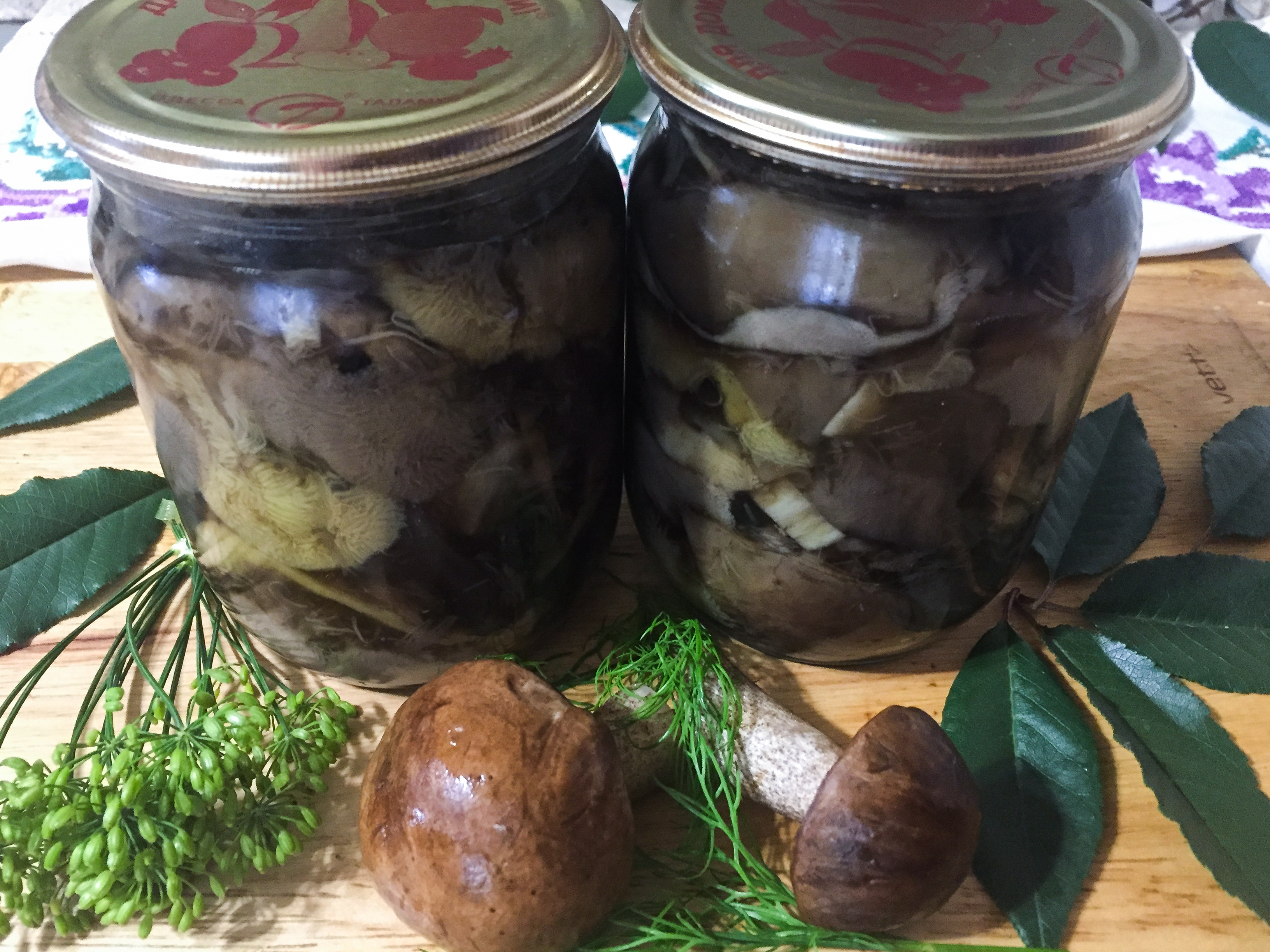 Маринованные белые грибы с веточкой вишни и укропом