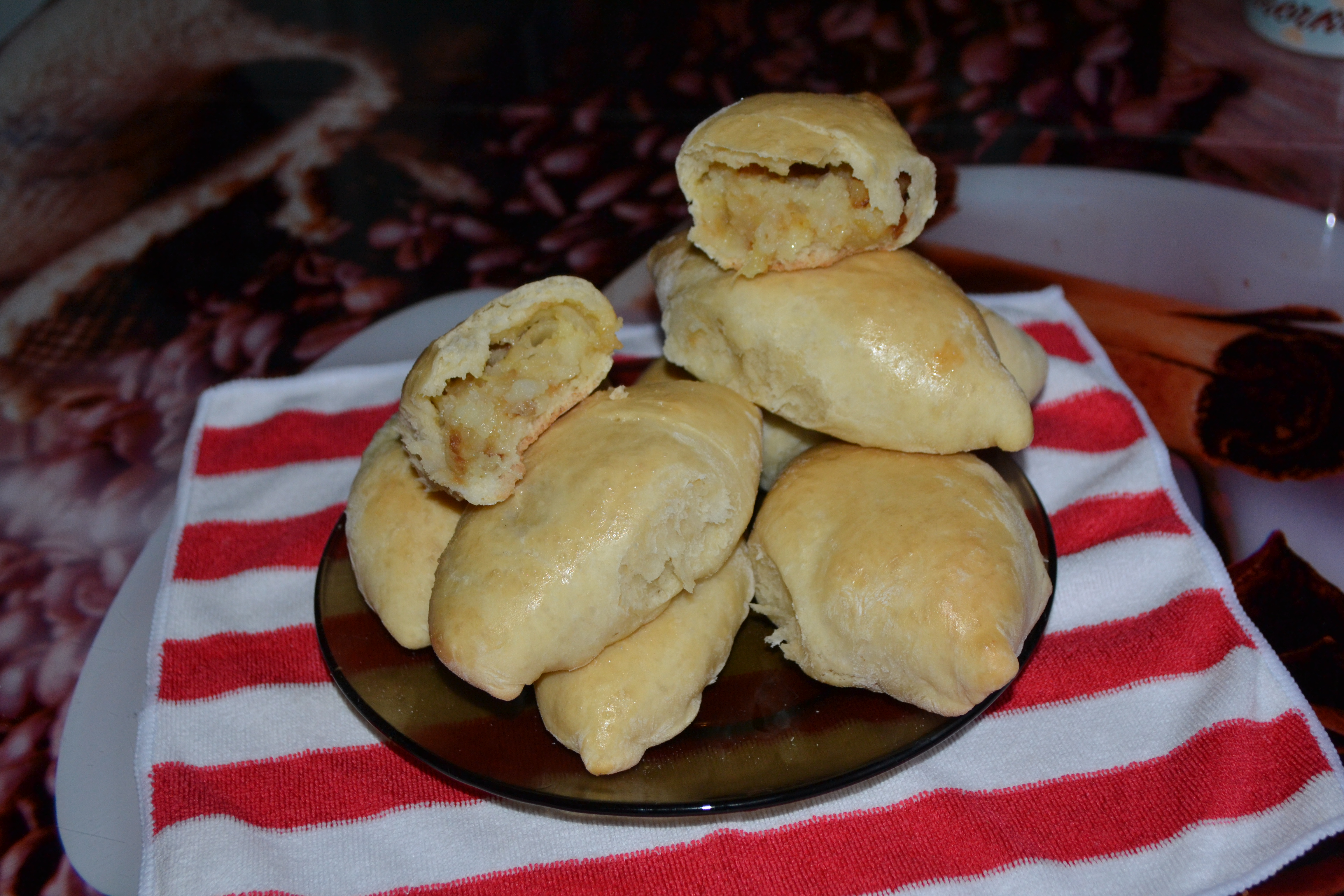Выпечка из дрожжевого теста. Пирожки с картошкой и сосисками.