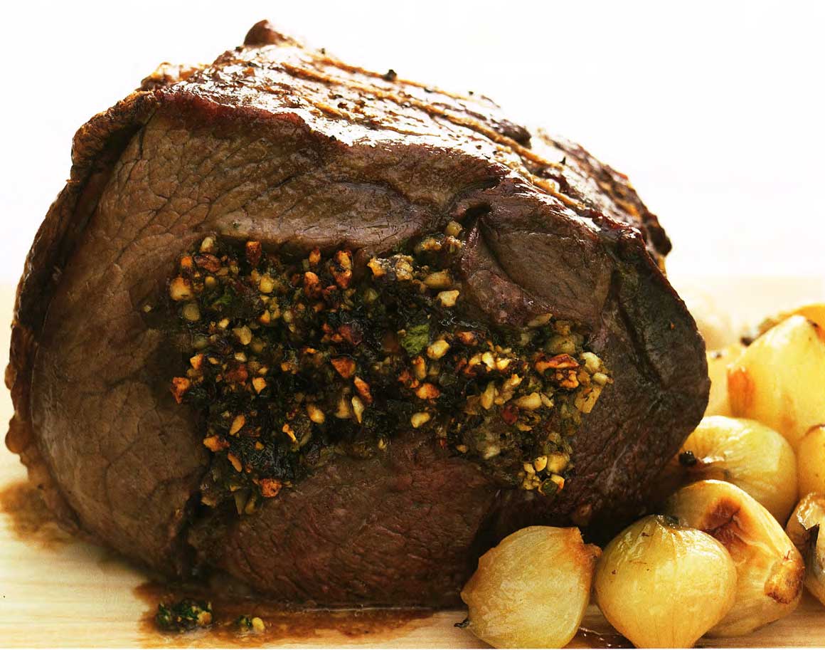 Говядина, нашпигованная черносливом и орехами кешью