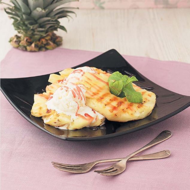 Ананас-гриль с ягодным джемом и мороженым