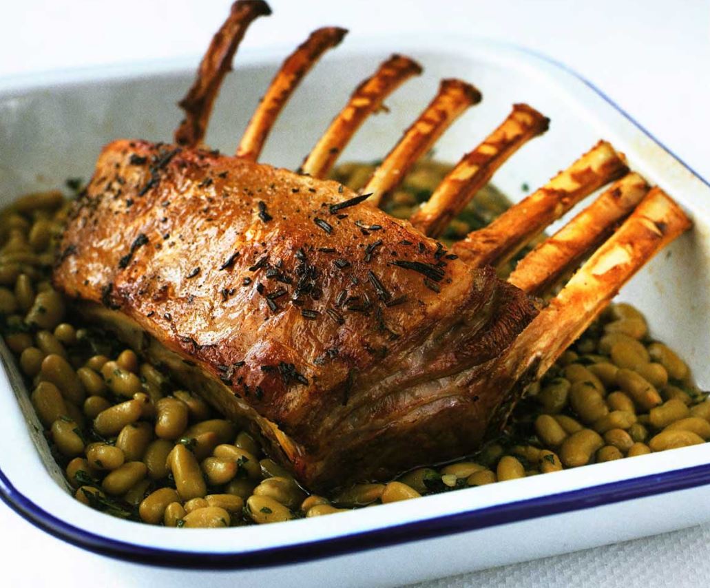 Баранья корейка с фасолью флажолет и зеленью