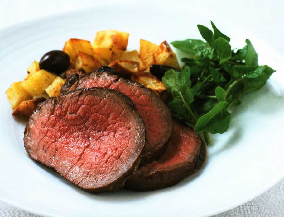 Глазированный ростбиф с картофелем и маслинами