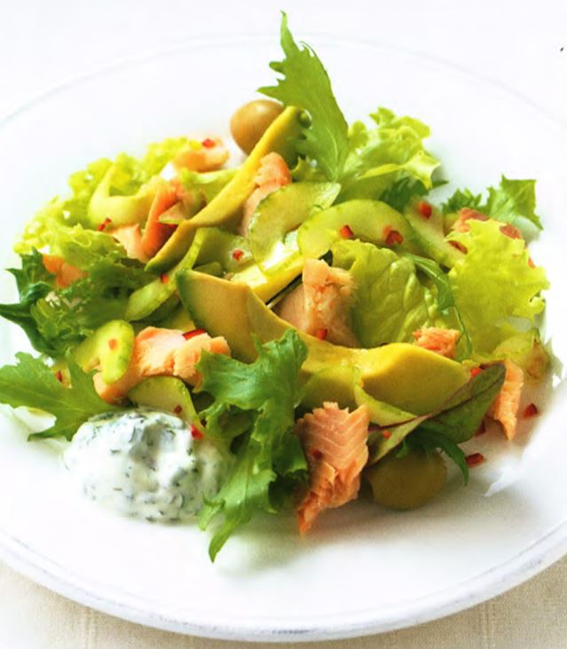 Копченая форель с солеными огурчиками и мятным йогуртом