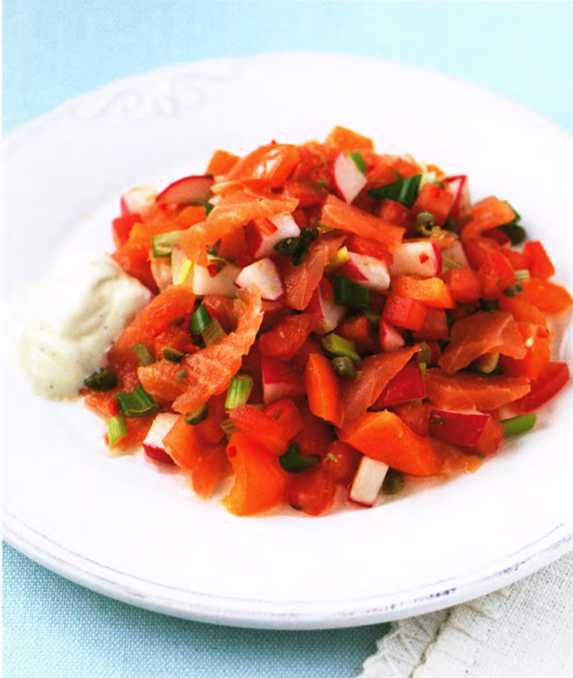 Копченая семга с редисом и заправкой из пряного йогурта