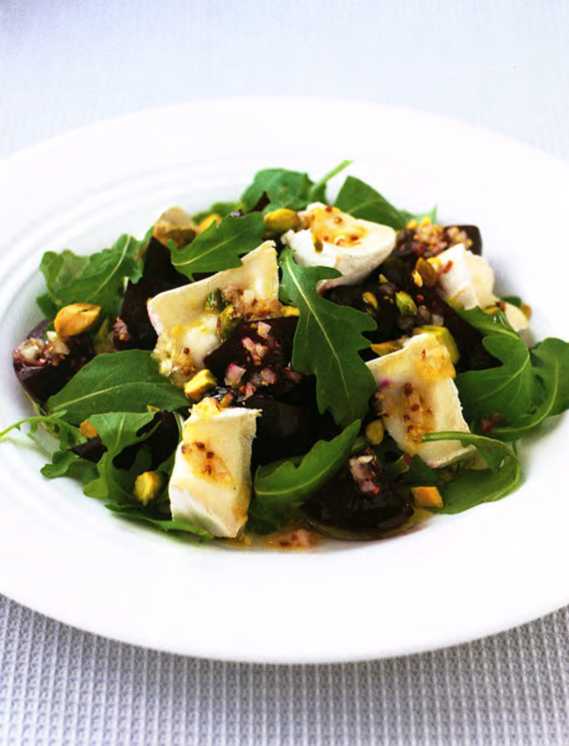 Козий сыр со свеклой и фисташками