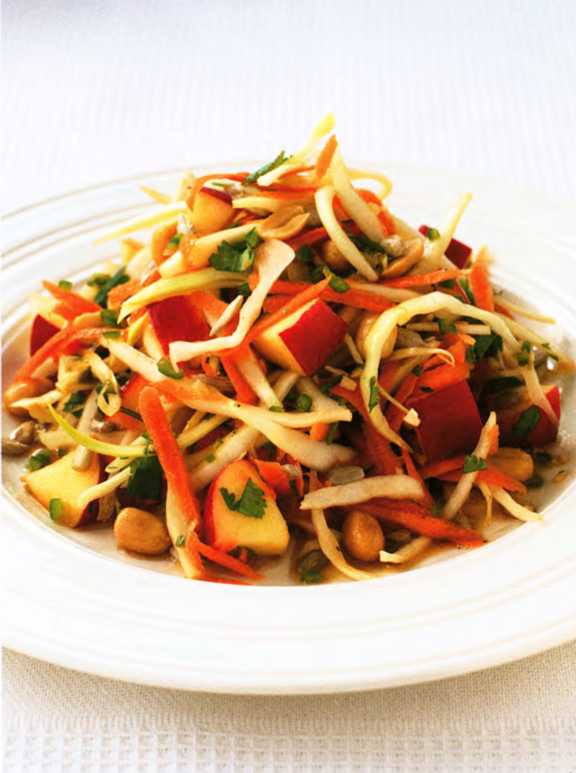 Морковь и шинкованная капуста с арахисом