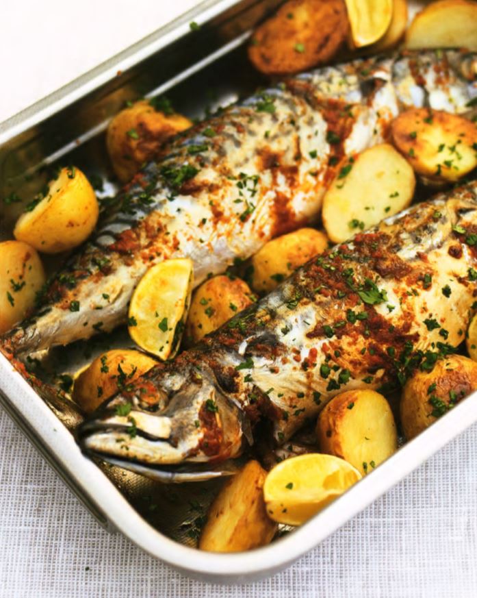 Печеная скумбрия с хариссой и лаймом