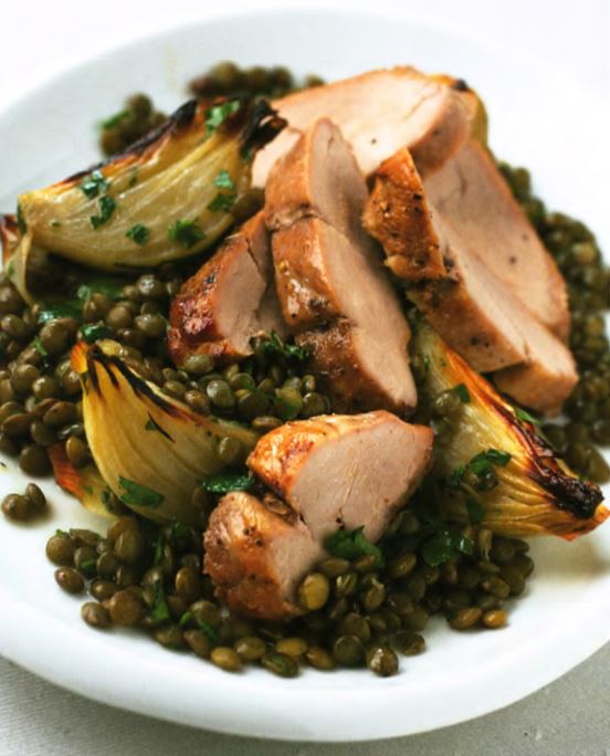 Печеная свиная вырезка с сидром и чечевицей