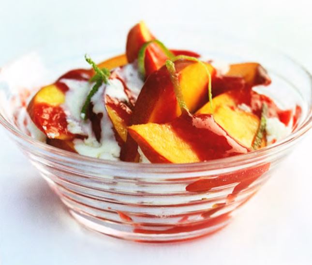 Персики с меренгой и малиновым соусом