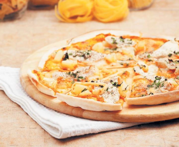 Пицца «Гавайская» (с курицей и ананасами)