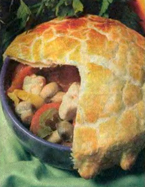 Куриное рагу под слоеным тестом