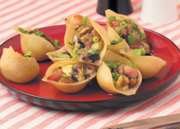 Салат в ракушках с авокадо, грибами и бужениной