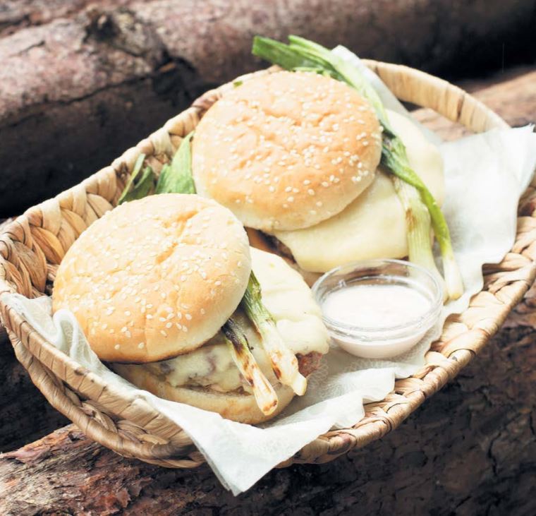 Бургеры со свининой и колбасой чоризо